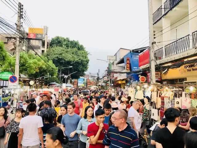 如果来过泰国清迈旅游过的朋友，应该都不会对清迈古城里的“周日夜市”感到陌生，这个