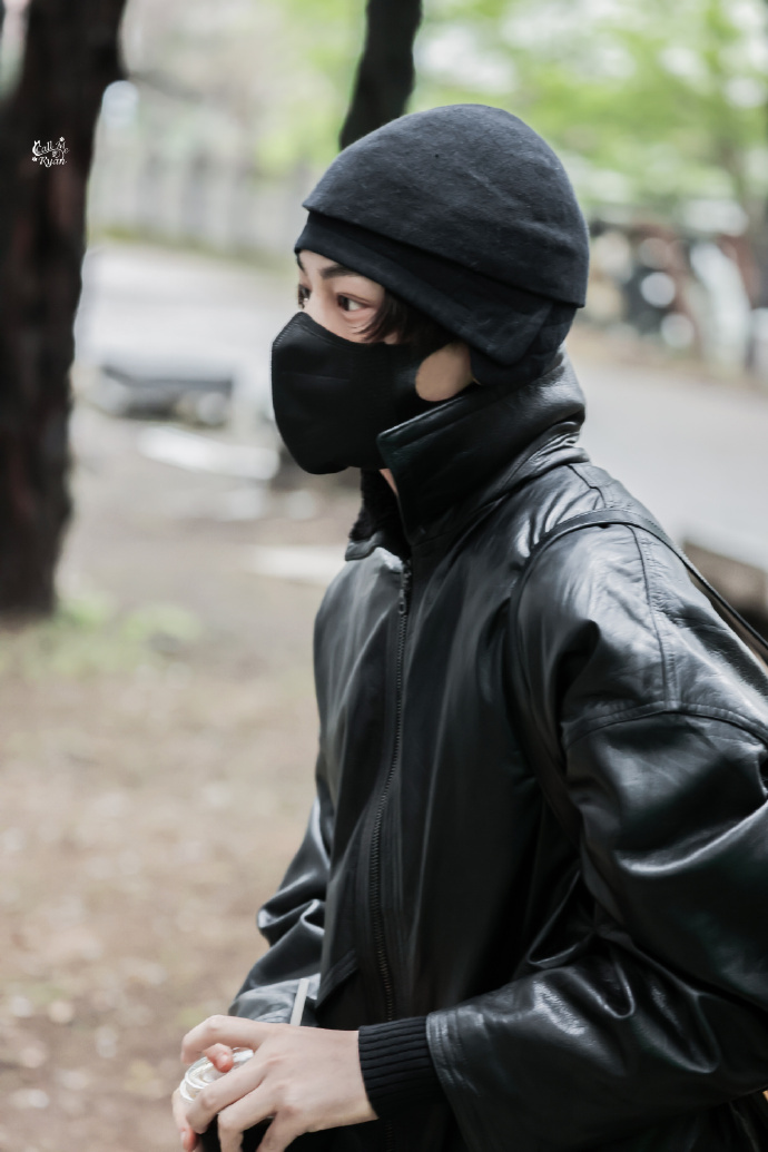 丁禹兮今日份上班路透，一身黑色怎么样？ 