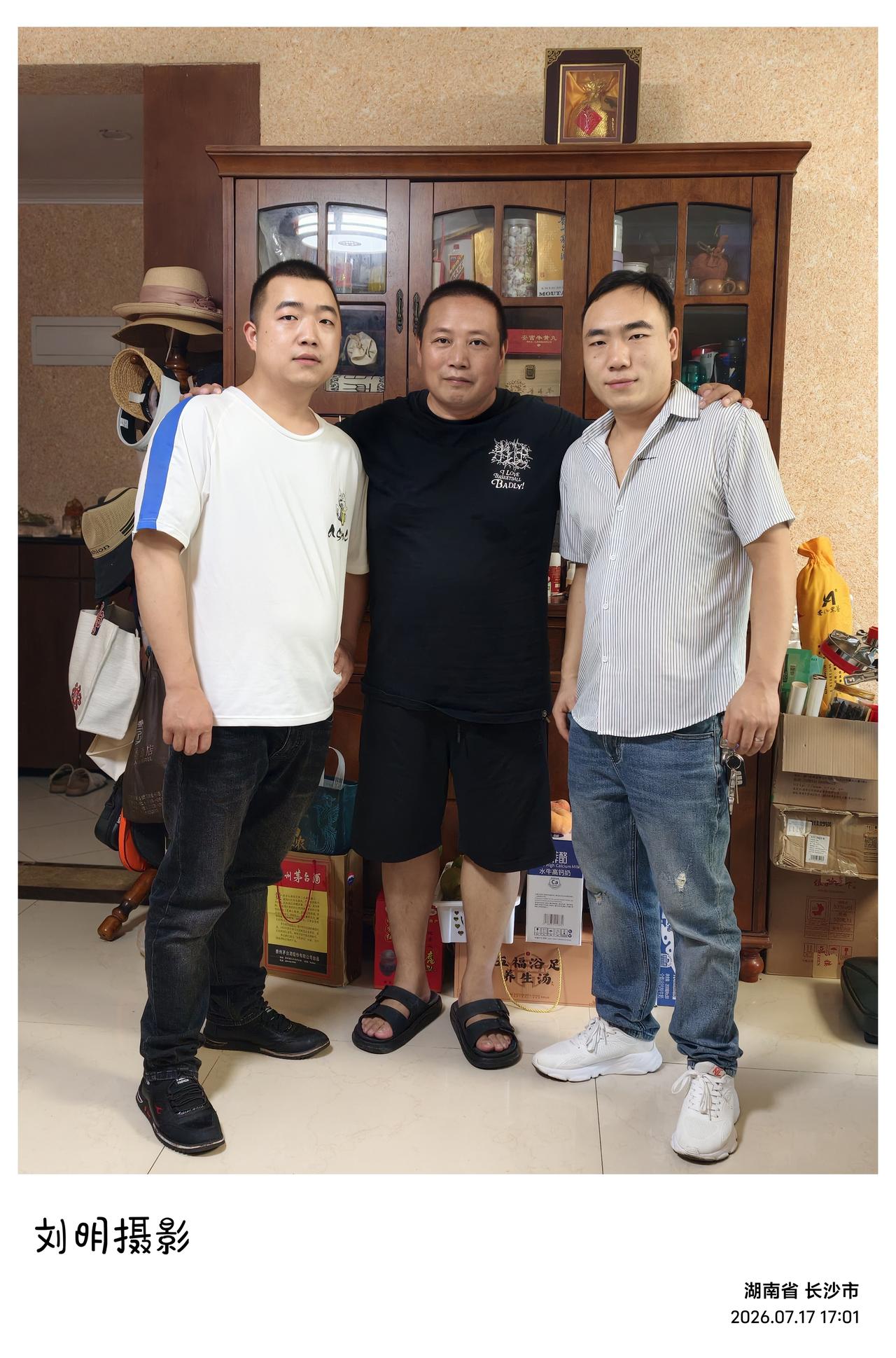 今天下午，堂侄刘官新从大理来到长沙，行囊里捎来了松茸、见手青这些地道云南山珍。晚