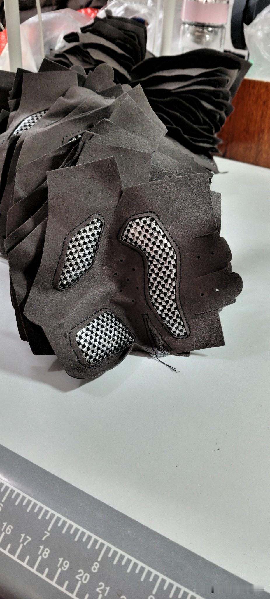 做手套的日常✨
 
我现在正蹲在工作台前，手里攥着刚裁好的手套料。这深灰色的料子