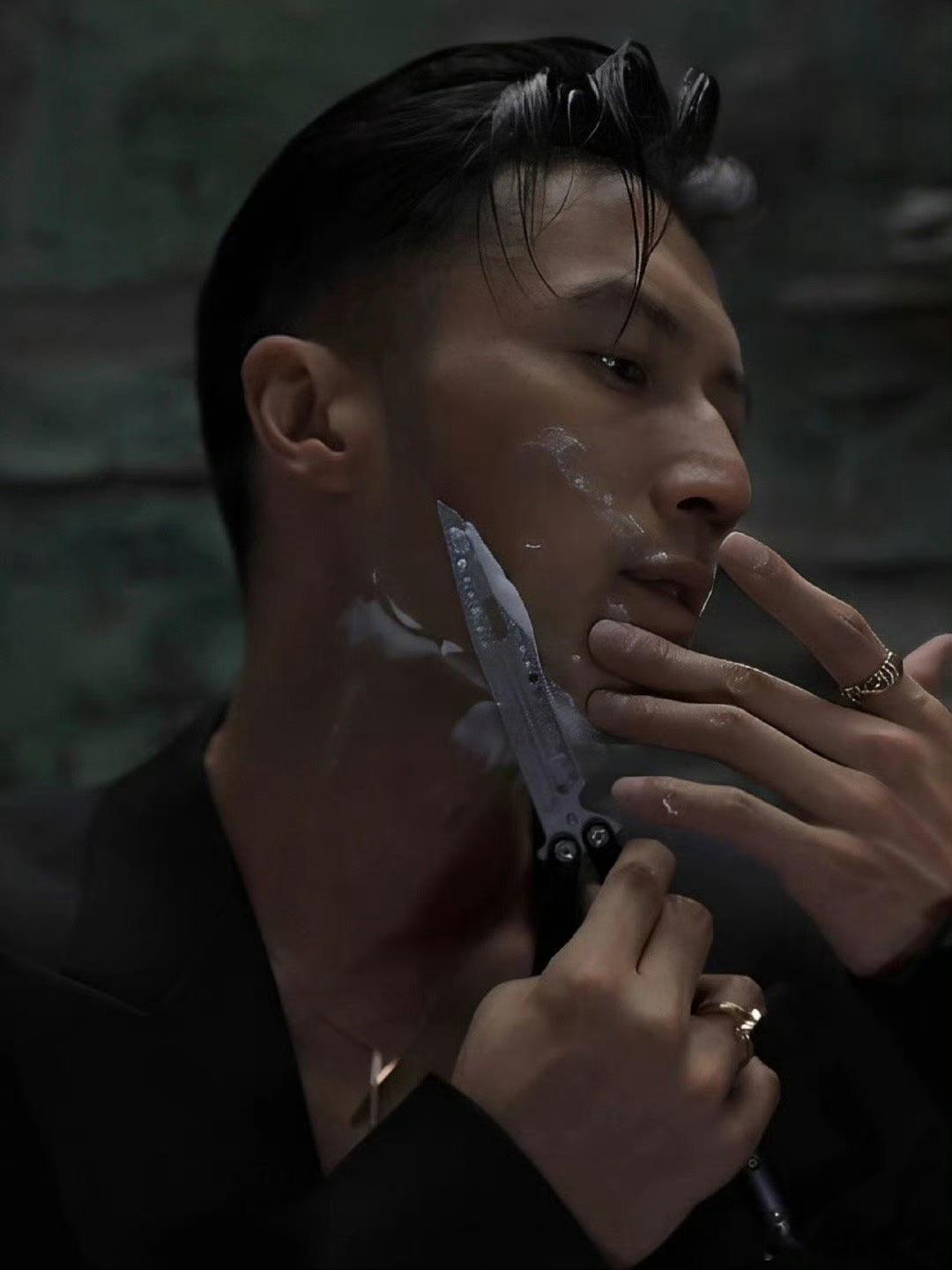 谢霆锋果然还是太全面了圆才是谢霆锋的浪漫密码 他在重庆演唱会造月球奇观，14米悬