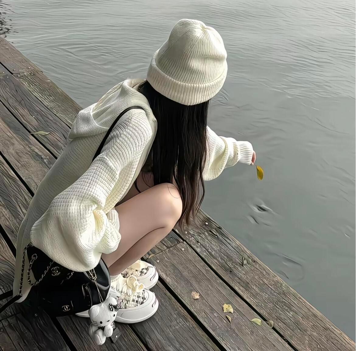 𝑾𝒆𝑪𝒉𝒂𝒕｜自然光纪实女头合集偏爱未经修饰的松弛抓拍，依靠自然光影