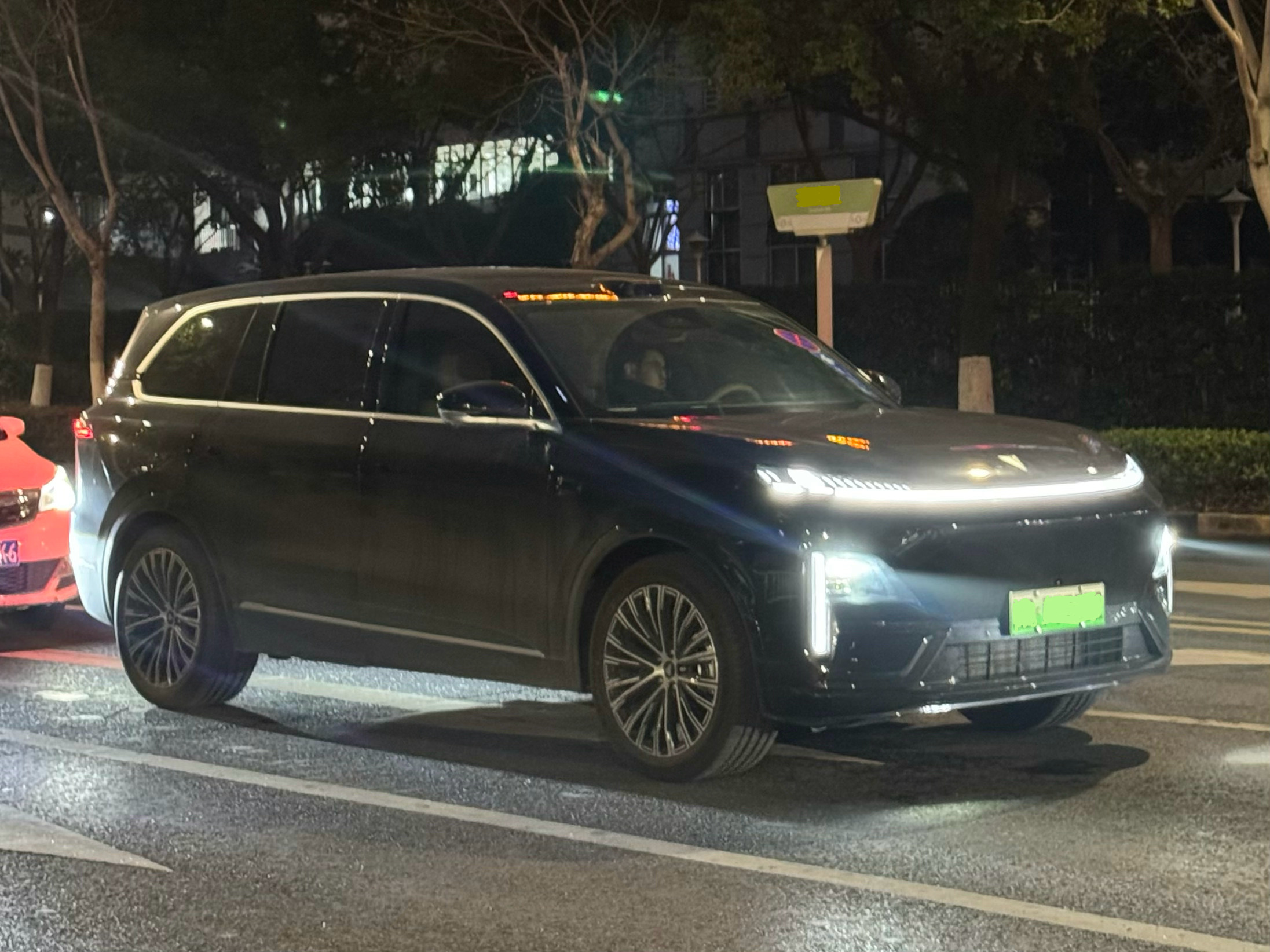 印象中第一次看见“野生”的深蓝S09！这车有一定先发优势、去年5月底就上了，但卖