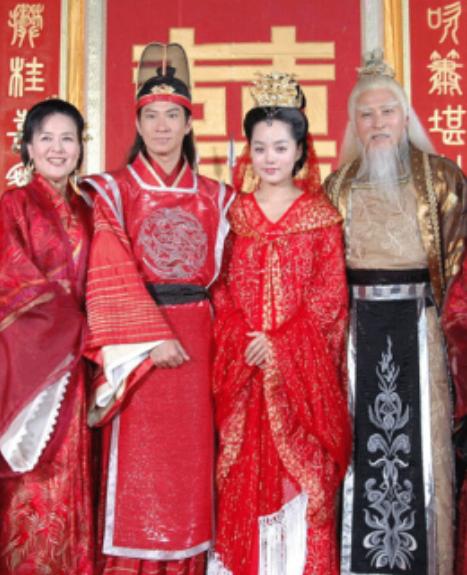 古代，有个新娘，在洞房花烛夜拒绝睡觉。新郎不解，询问她有什么难言之隐，谁知新娘说