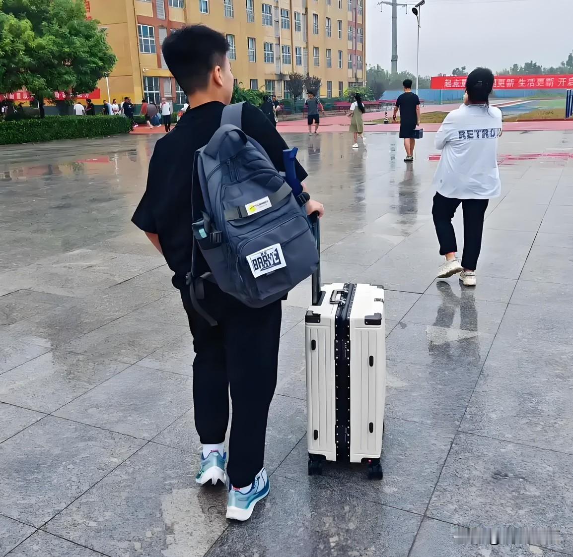 朋友的儿子从重点大学毕业后，在一线城市的央企工作。
     前几日听闻他裸辞回