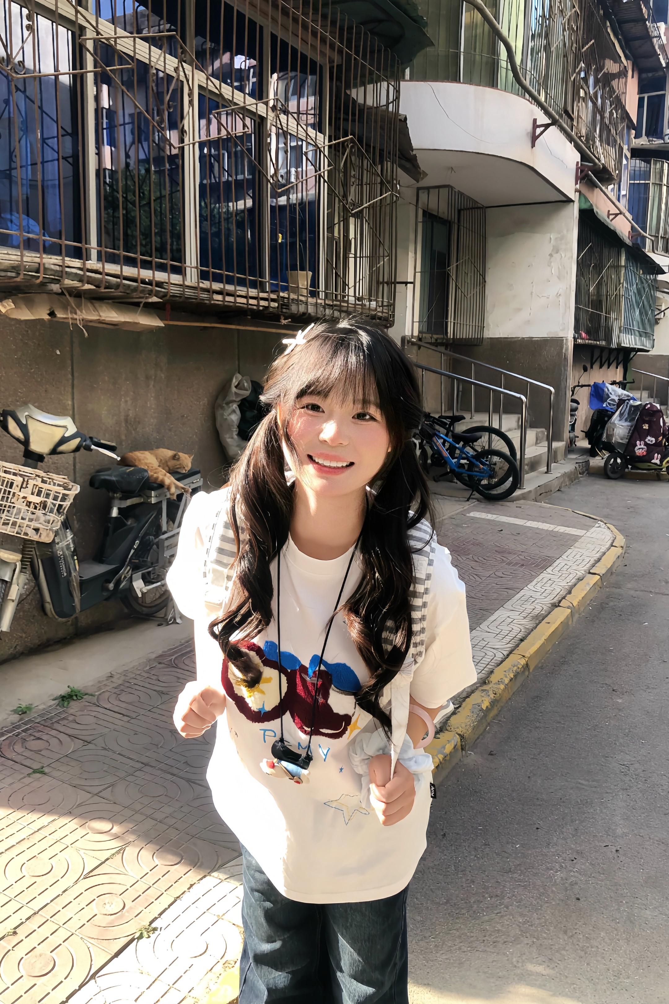脾气不好性格傲 吊儿郎当还爱笑。