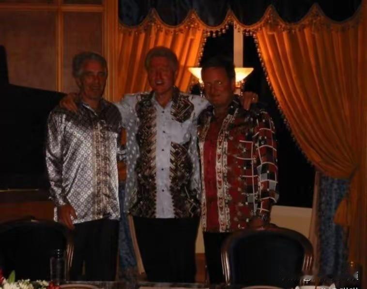 克林顿想了三天三夜也没想明白，自己和富豪拍张照，成了要命的证据
这件事暴露了西方