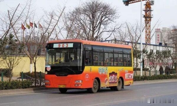 曲江二期当年唯一公交车903路

903路公交小中巴由火车站东始发

终点站曲江