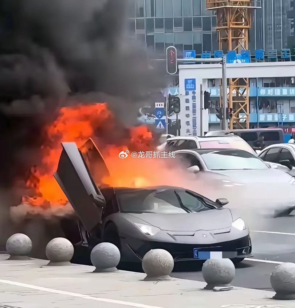 广州街头一声巨响！近千万兰博基尼瞬间报废，车主还要倒赔租车行？都说不作死就不会死