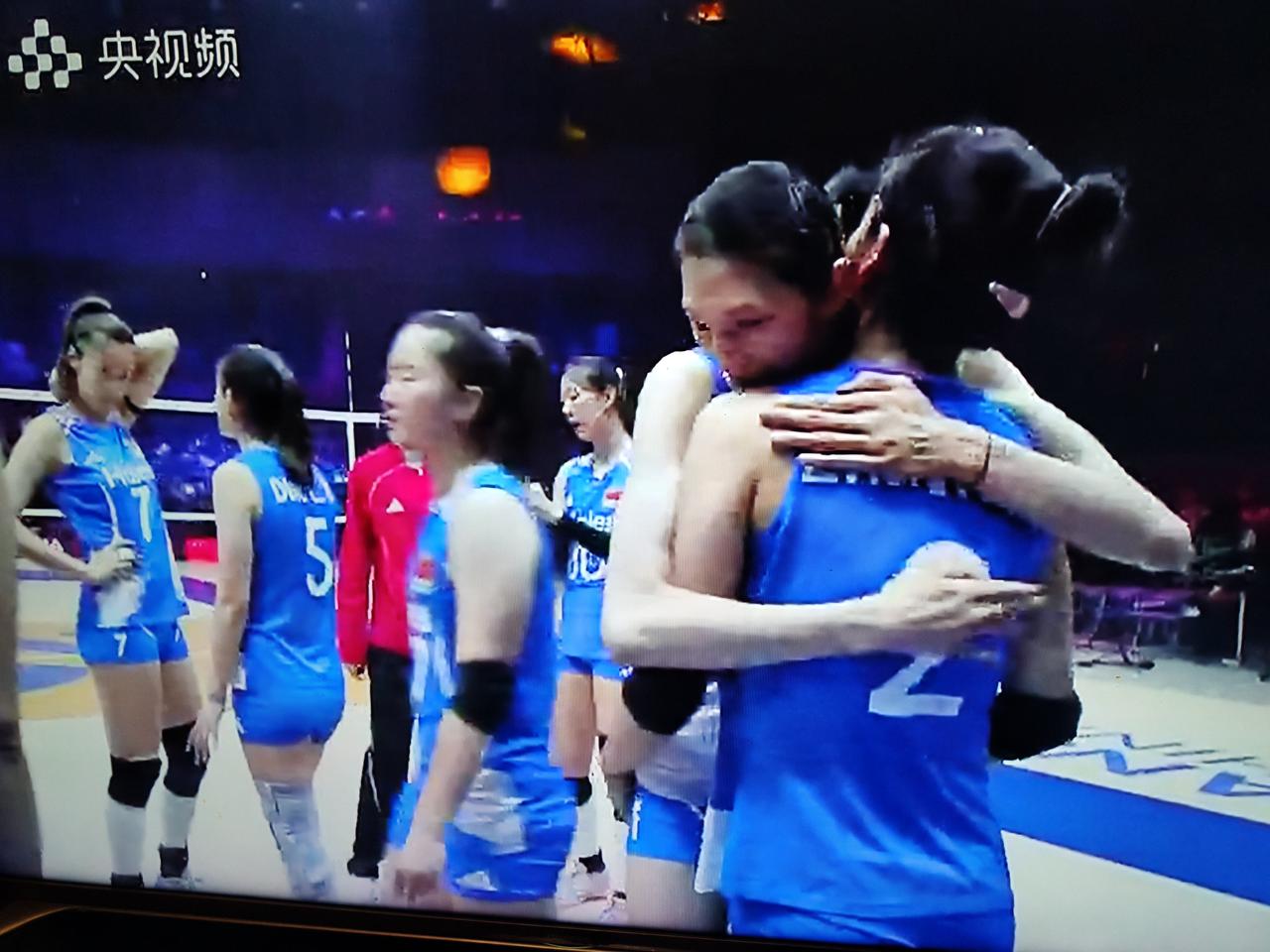亚锦赛中国女排3：0战胜伊朗女排，赛后吴梦洁和庄宇珊紧紧拥抱，吴梦洁在跟庄宇珊交