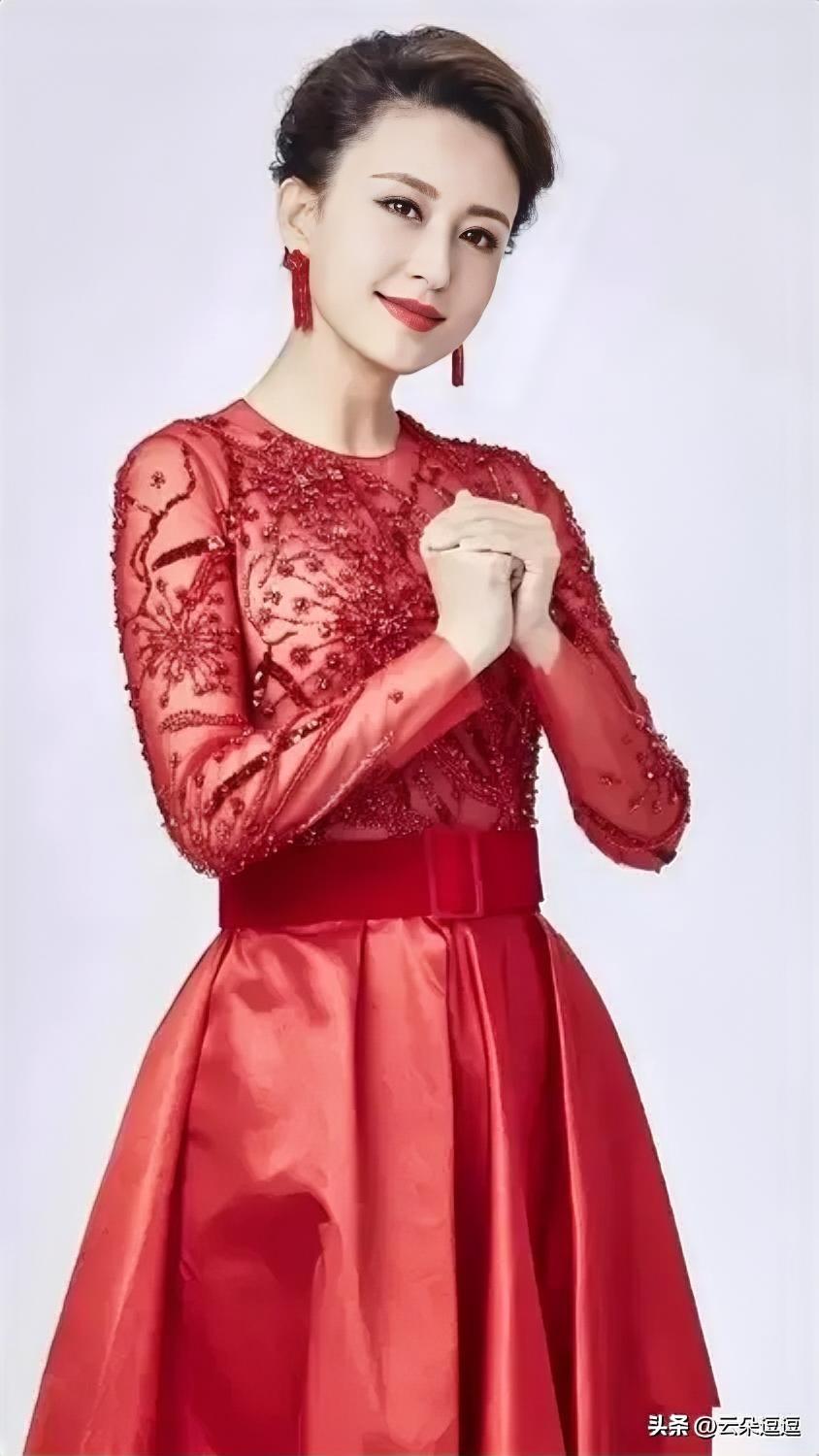 优雅红裙，闪耀迷人，自信满满！