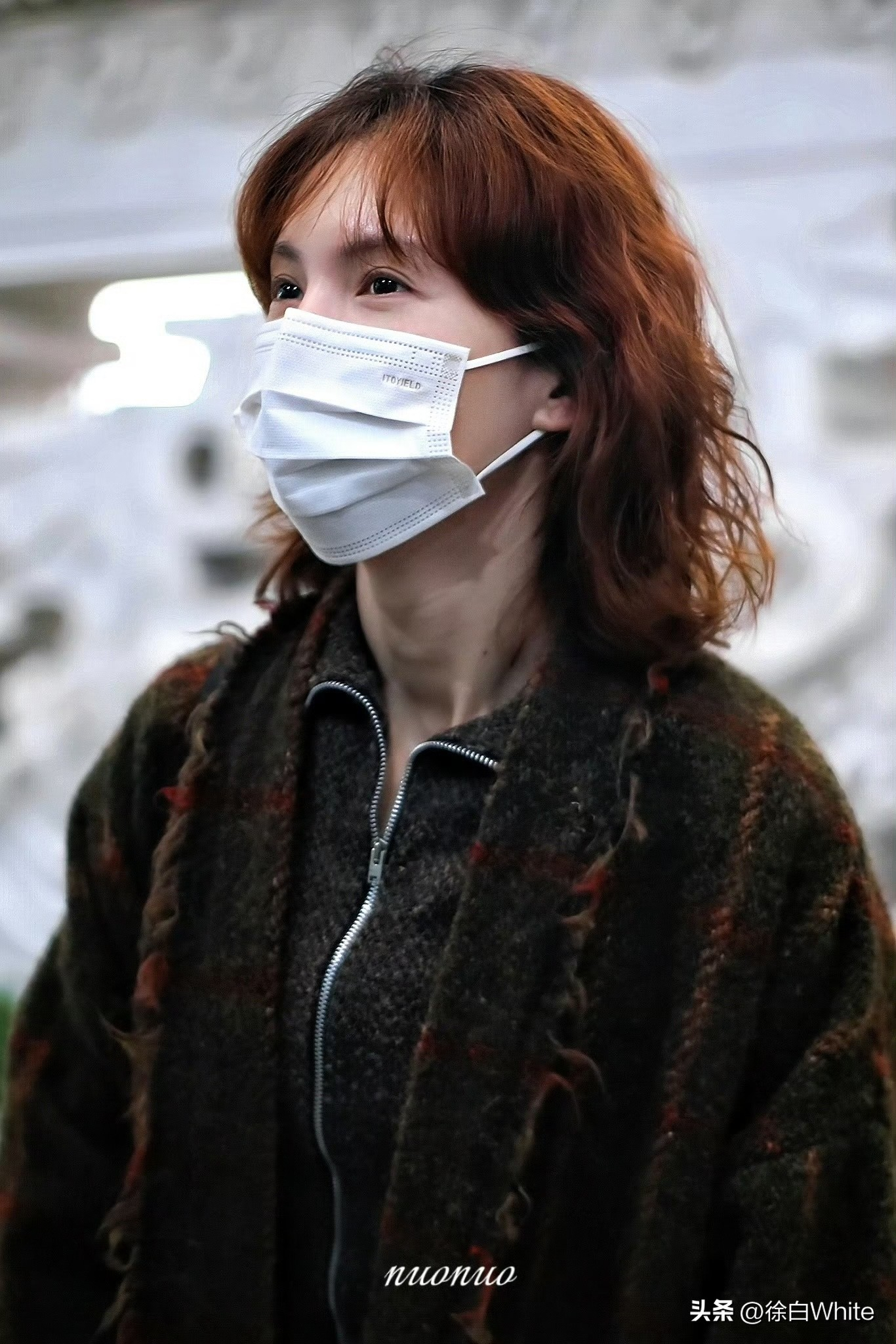 金晨小卷发造型，感觉年龄感一下就上来了，人逢喜事精神爽，人逢坏事真的会沧桑，金晨