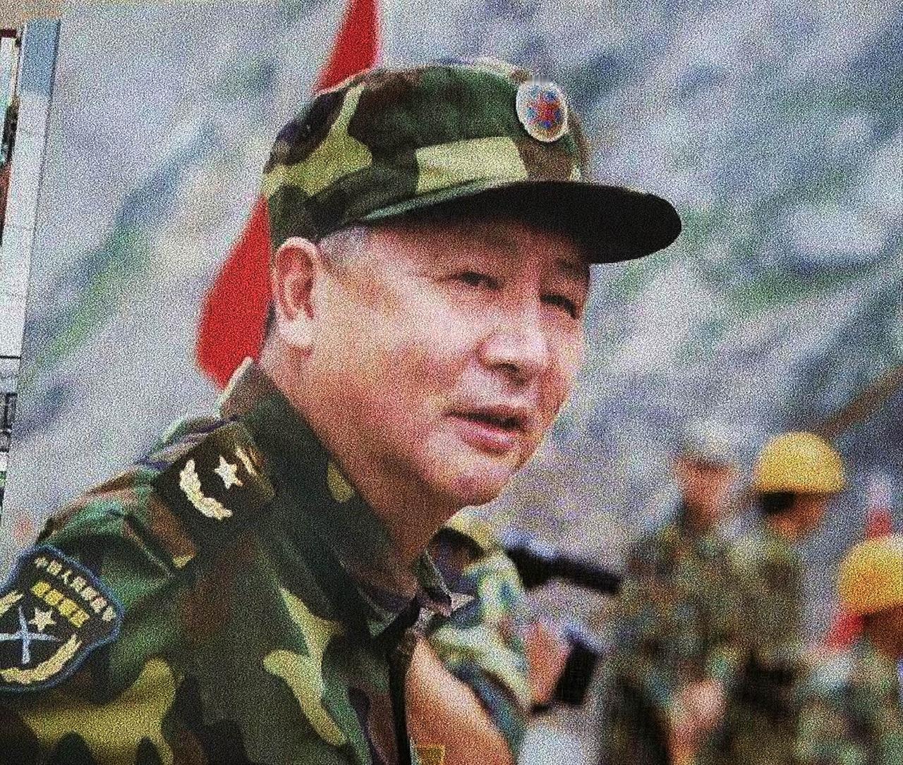 “白发横刀镇悬湖，十万雷霆裂天路”