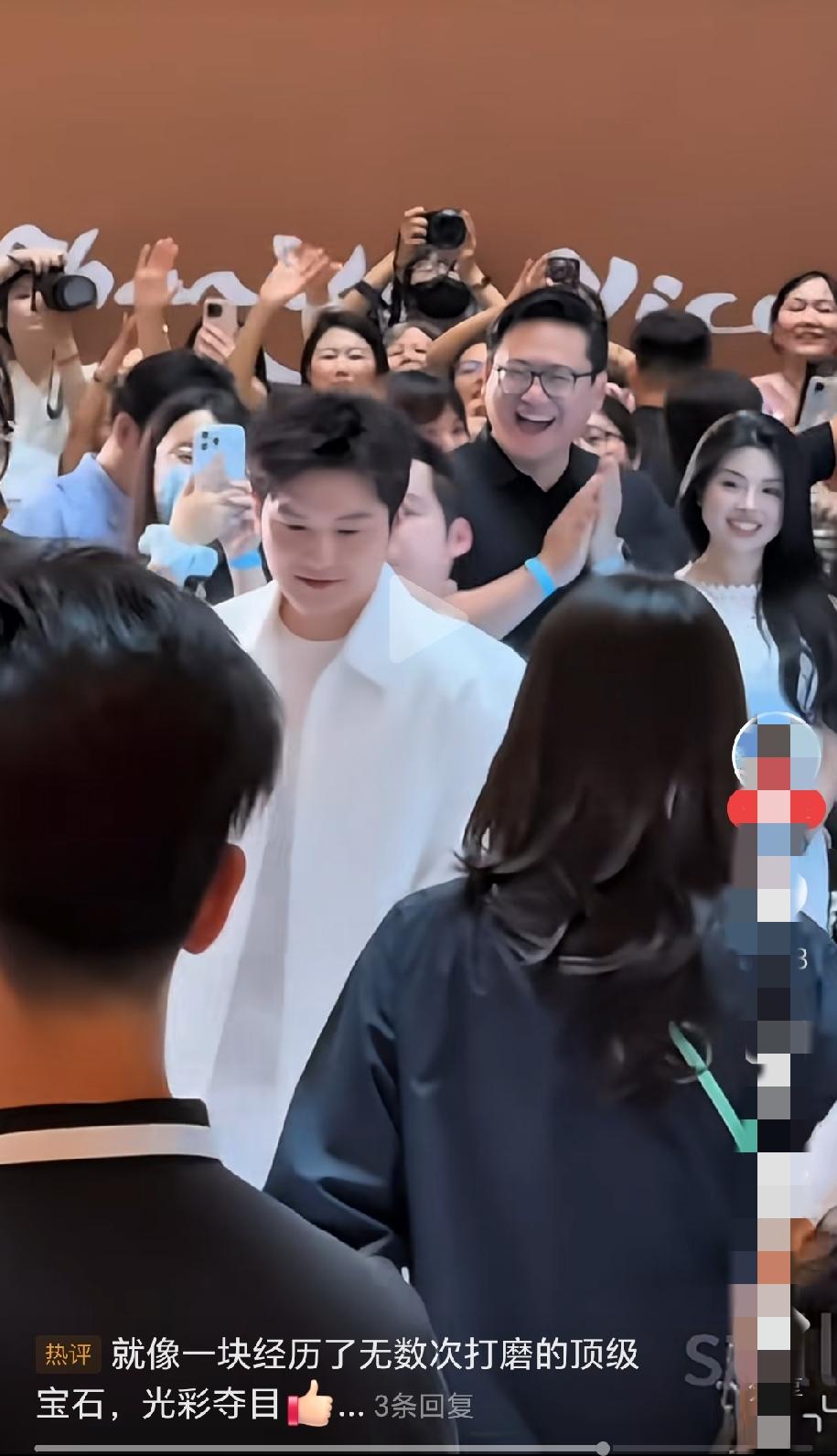樊振东的高光时刻 
 
一出场，全炸了，不亚于谢霆锋的演唱会。网友说：东哥就像是