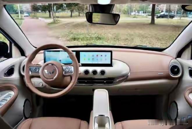 你知道2025五菱最火的三款车型是什么吗？
1、宏光MlNlEV：全年销量435