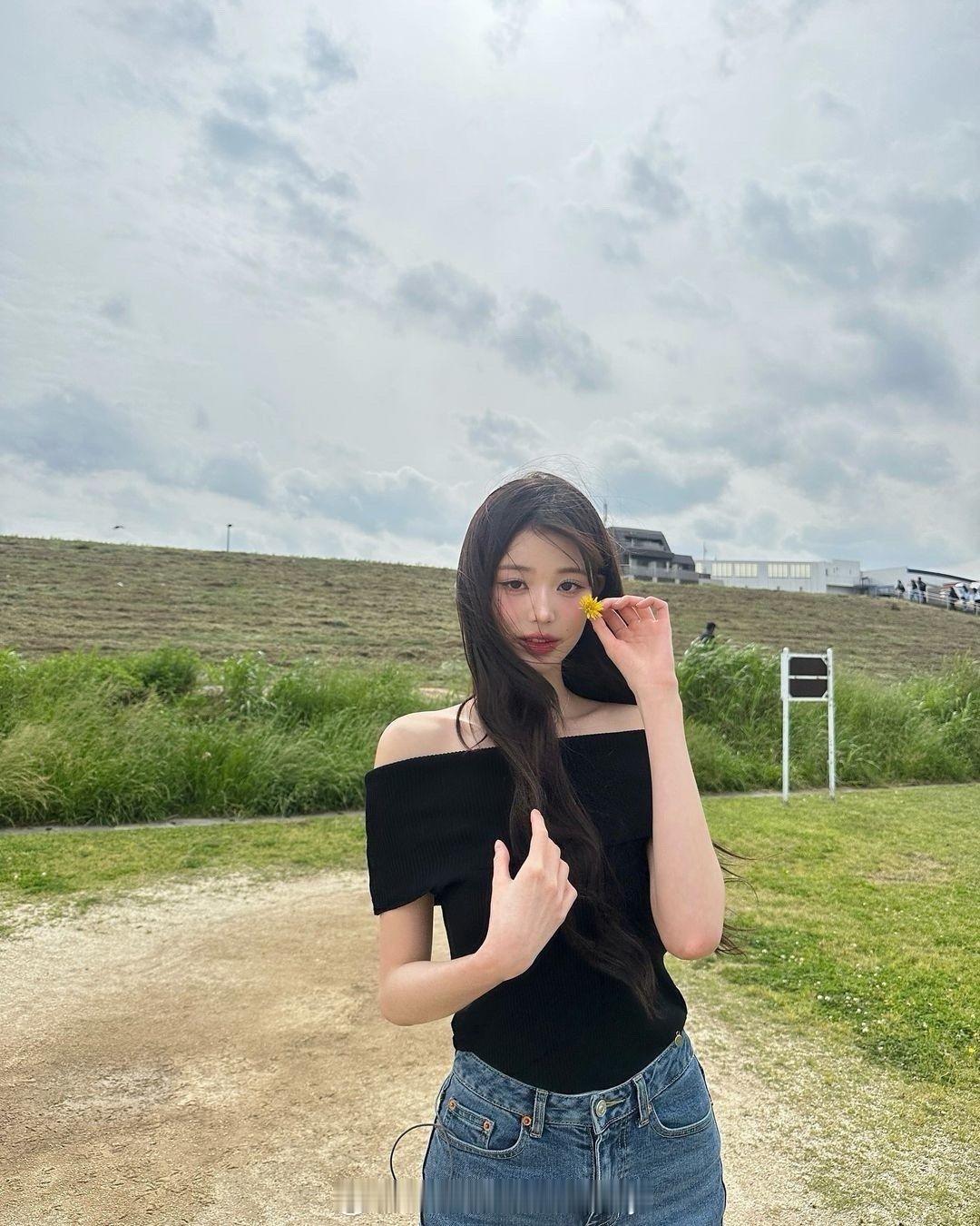 #张元英牛仔裤全身照#张元英ins晒照，这腿属实羡慕了～ ​​​