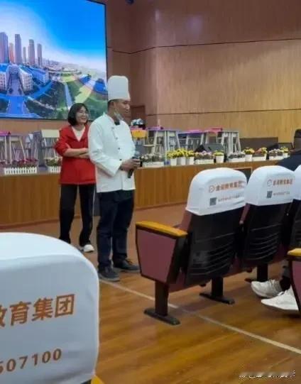 建议校长与学生吃一样的饭菜！
还要让家长监督校长全程吃下，要不然还是形式主义。