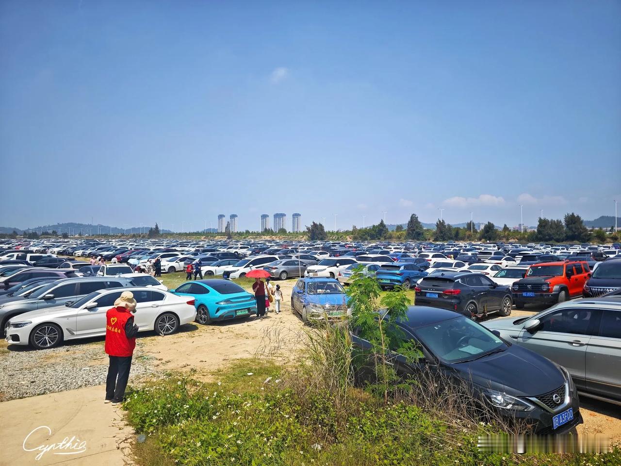 上湄洲岛的轮渡免费接驳车等候点所在的停车场阵仗：成百上千至万 …… 挤挤挨挨 …