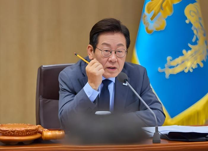 对李在明来说，真正的麻烦才刚刚开始！李在明9月18日开了记者会，向国民道歉。
 