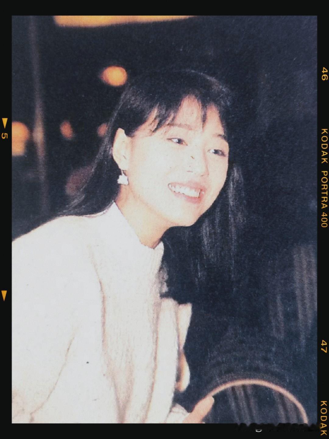 容颜灼灼似桃花，一瞥惊鸿应见画周海媚