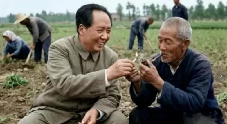 【毛主席坐在地头的一张照片，让多少人泪目！】        一张1958年毛主席