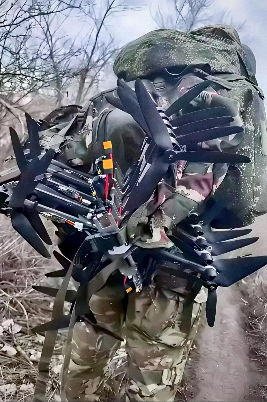 士兵背了这么多无人机，看来未来的战场无人机会发挥很大的作用。