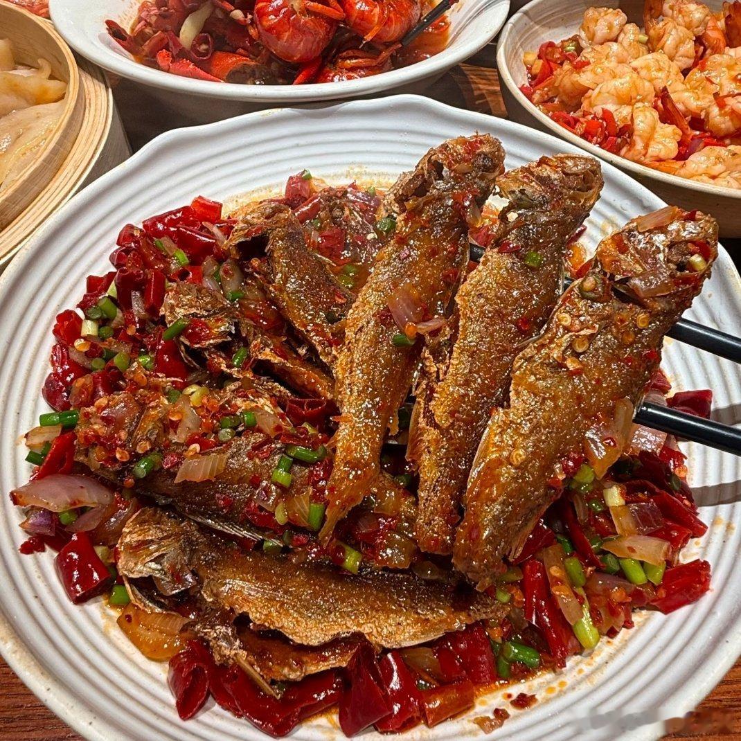 生活手记 香辣炸小黄鱼裹满鲜辣佐料，外皮焦酥；手工蒸饺皮薄馅足，蘸醋一口爆汁；金