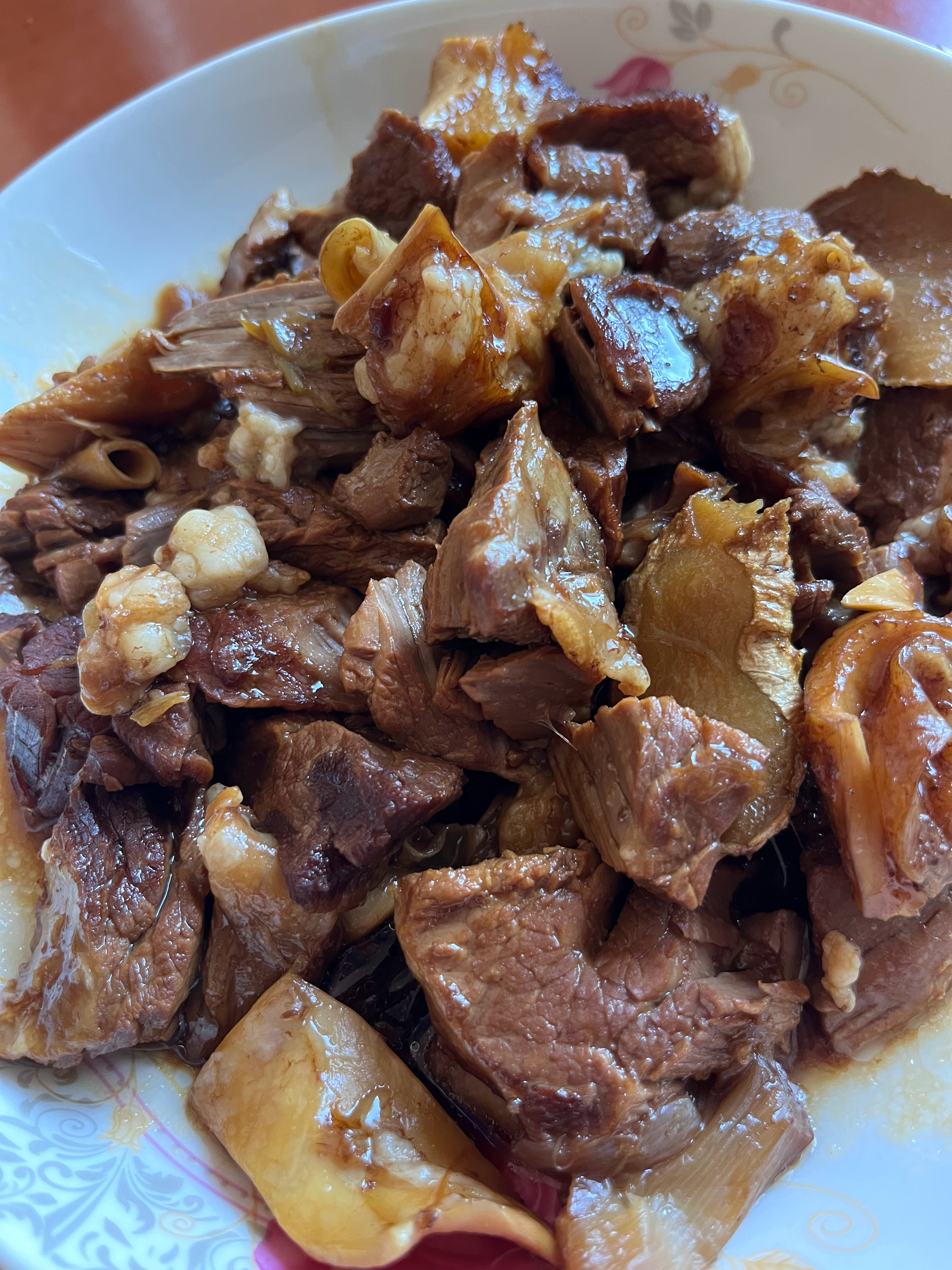 老爸做的牛腩老妈做的梅菜扣肉太幸福了，当然还留了一部分吃不了就得兜走哈！每次都是