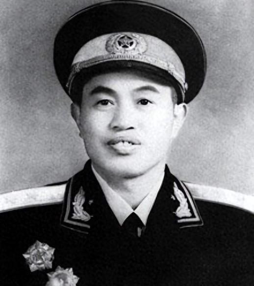 1969年开国中将视察边防，工作人员劝阻：前任司令曾在这里被军车撞伤！
1969
