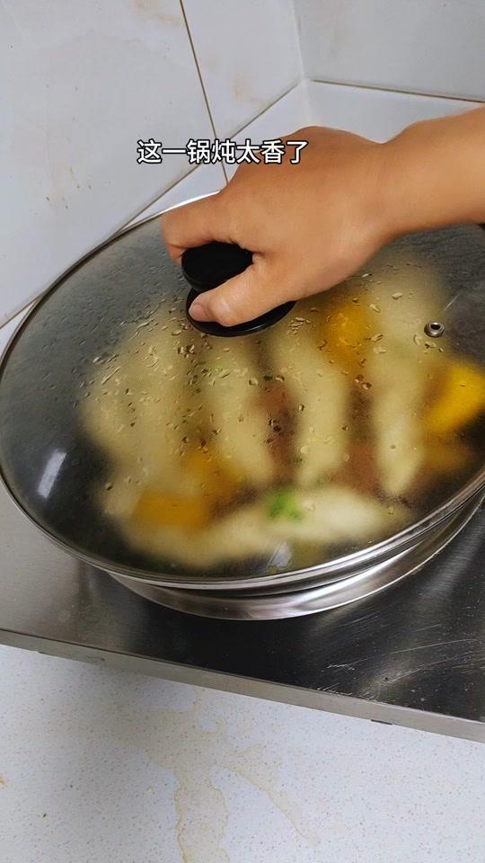 排骨焖土豆玉米炖鸡翅，炖排骨焖土豆玉米炖鸡翅，一锅炖太香了。

🍲食材：猪油、