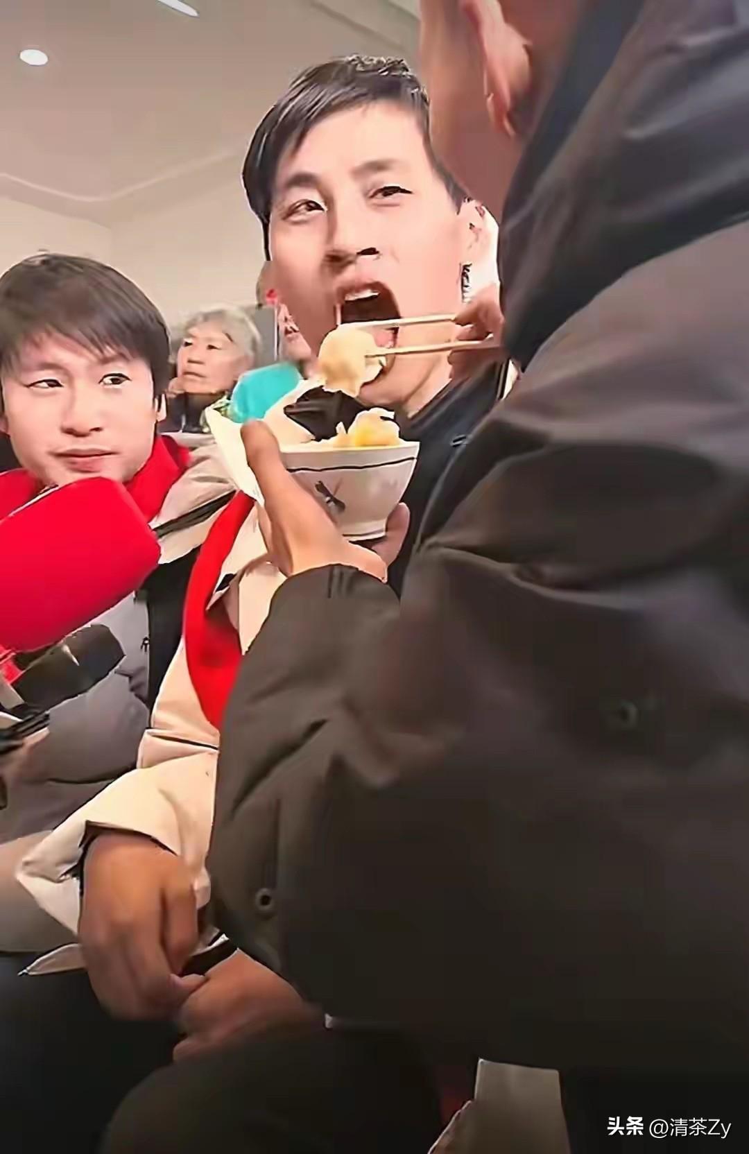 一件御寒的羽绒服，一碗热腾腾的酸菜馅饺子，让29岁的张云鹏感受到了家的温暖！
