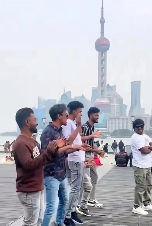 绝了！印度人深圳移民套路火了，网友笑称要盯紧绿化带
 
印度人在深圳的留学移民操