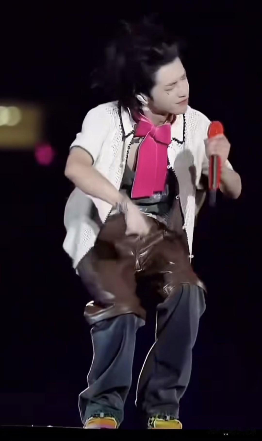 我现在越来越看不明白了，现在的歌星都怎么了？打扮成娘炮的样子不说，一些动作还那么