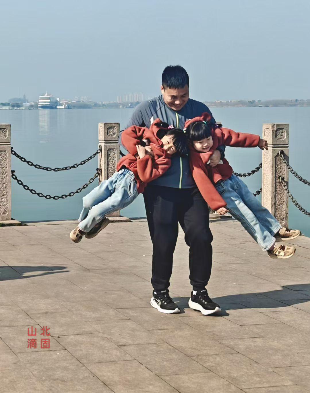 晒图笔记大赛爸爸的臂弯，是两个小丫头最安心的“秋千”，风里都是笑声和被宠爱的甜。