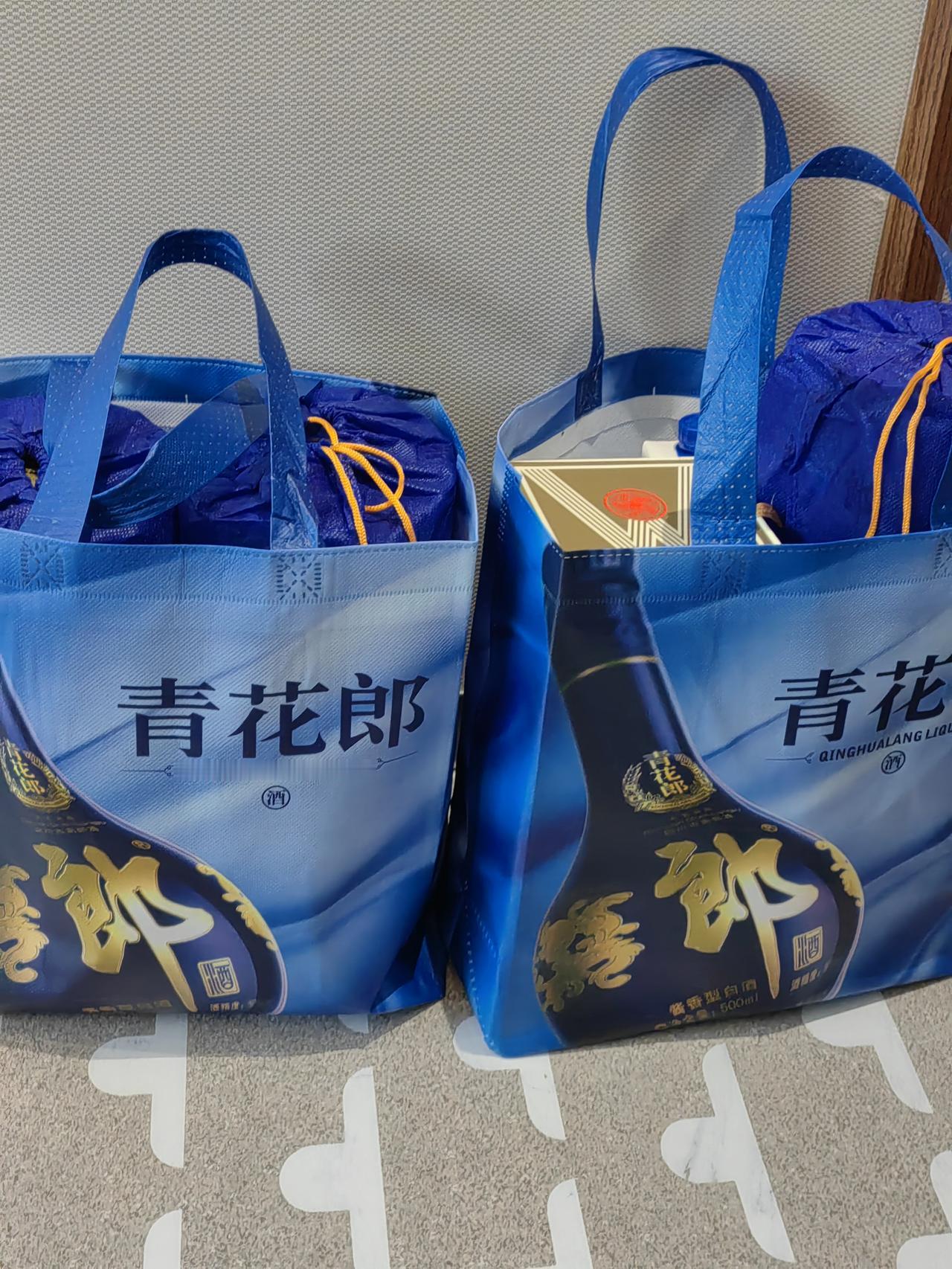 晚上同学小聚。青花郎配江南菜。