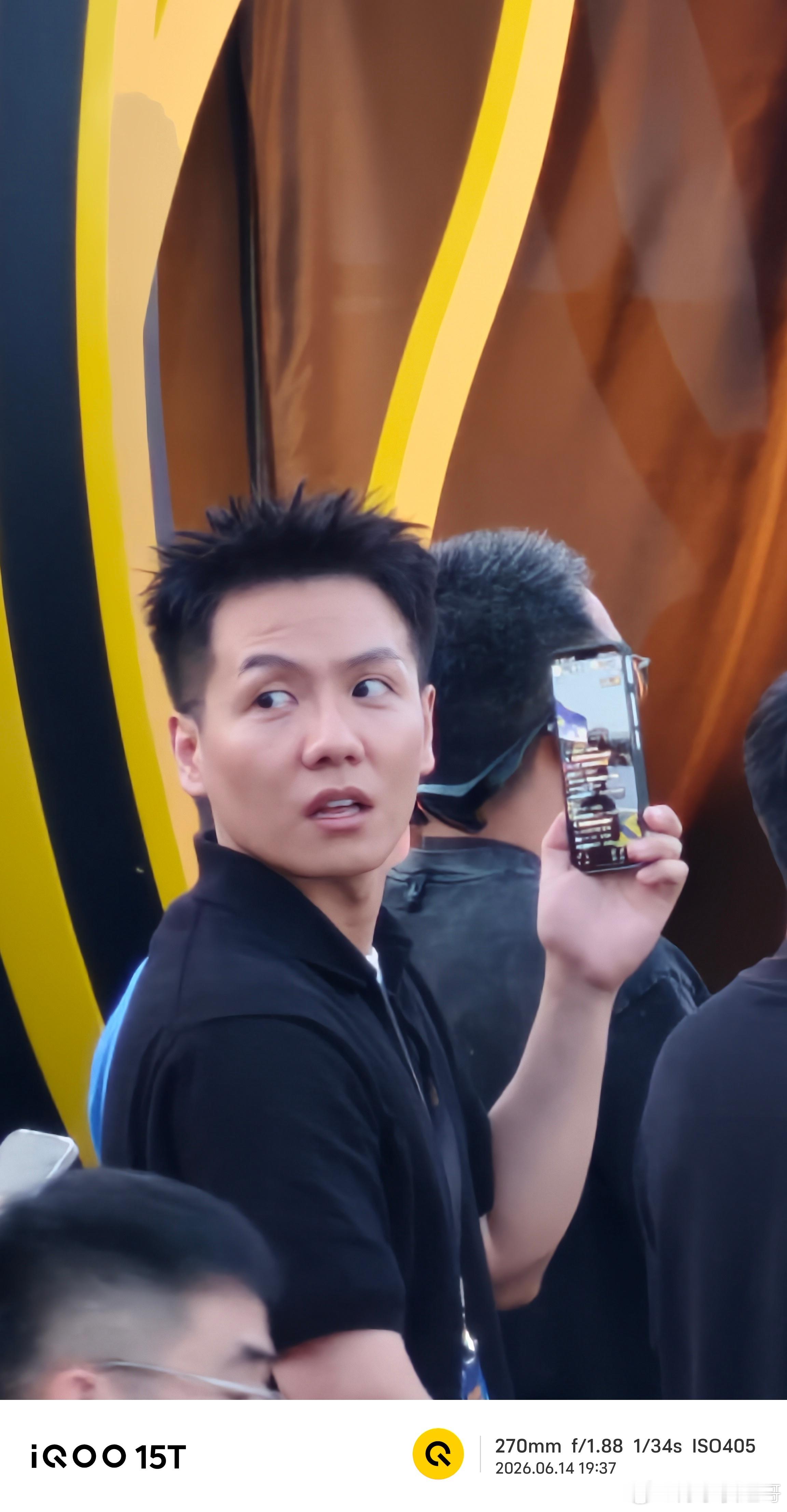 iQOOxNBA高校篮球赛昨天在现场我还活捉了iQOO 旗舰手机产品经理侃哥偷偷