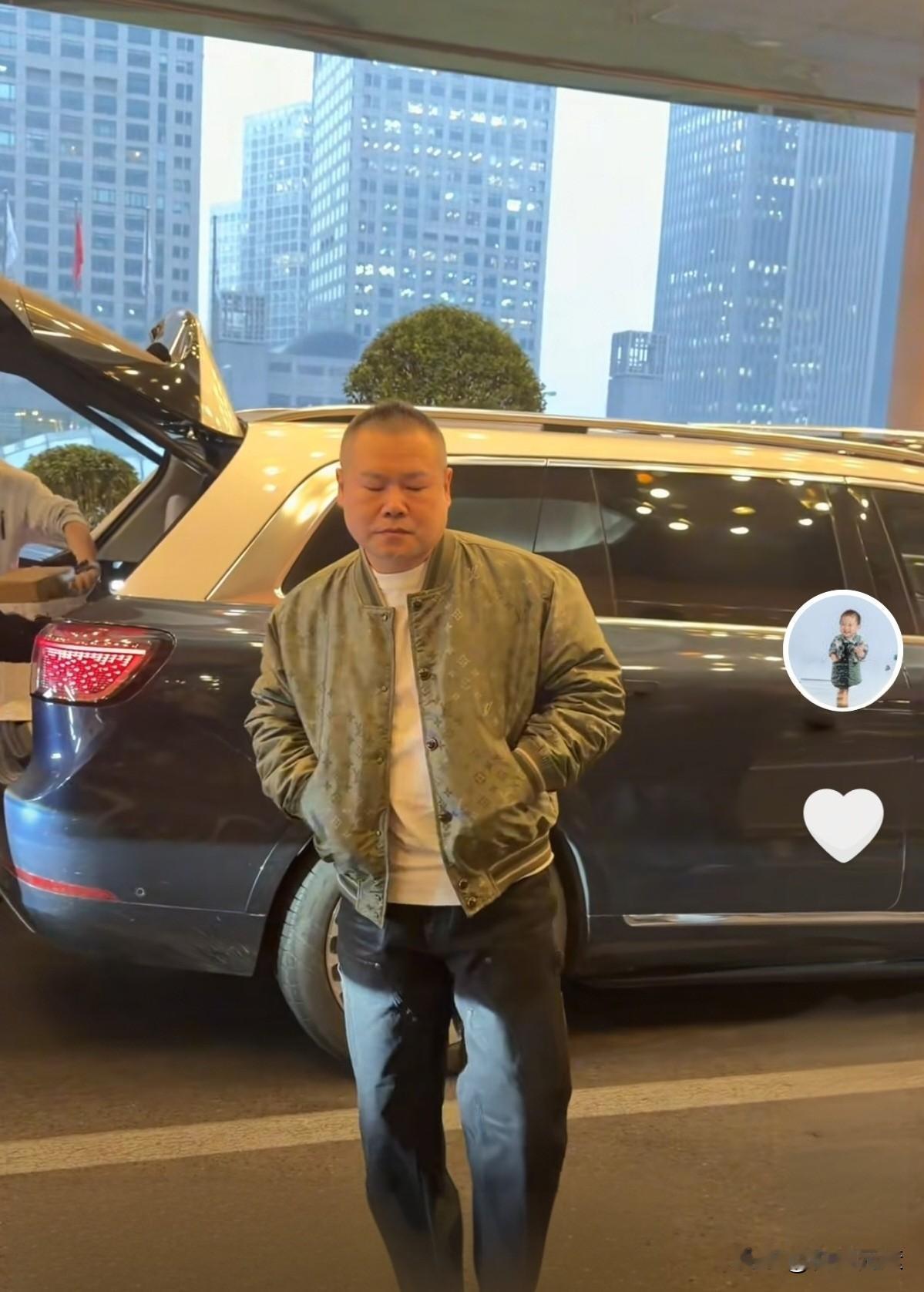 岳云鹏太萌太有料了，
随便一站，一个表情就是笑点。
如果今年春晚看不到岳云鹏，