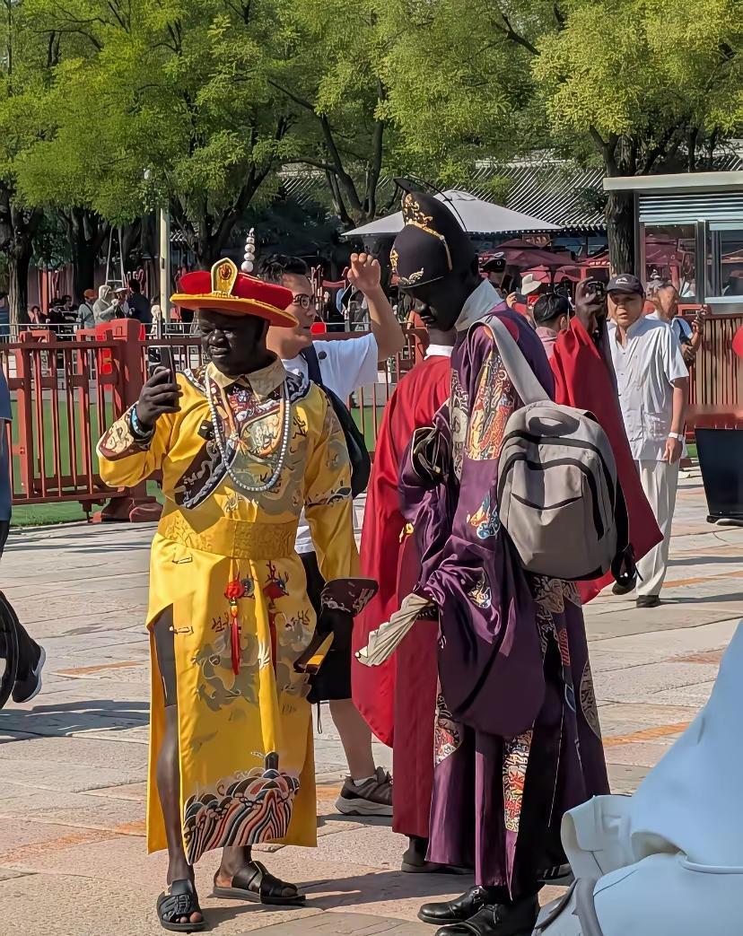 真没想到，连外国的朋友，也想过把皇帝的瘾。

都知道皇帝在中国就是权力的象征，看