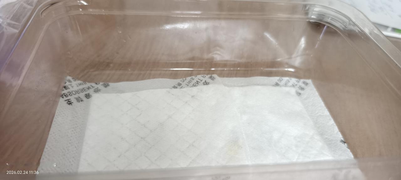 看到盒子里的这张棉纸，你会作何联想？
如今超市里的即食水果、肉类等食品，包装盒内