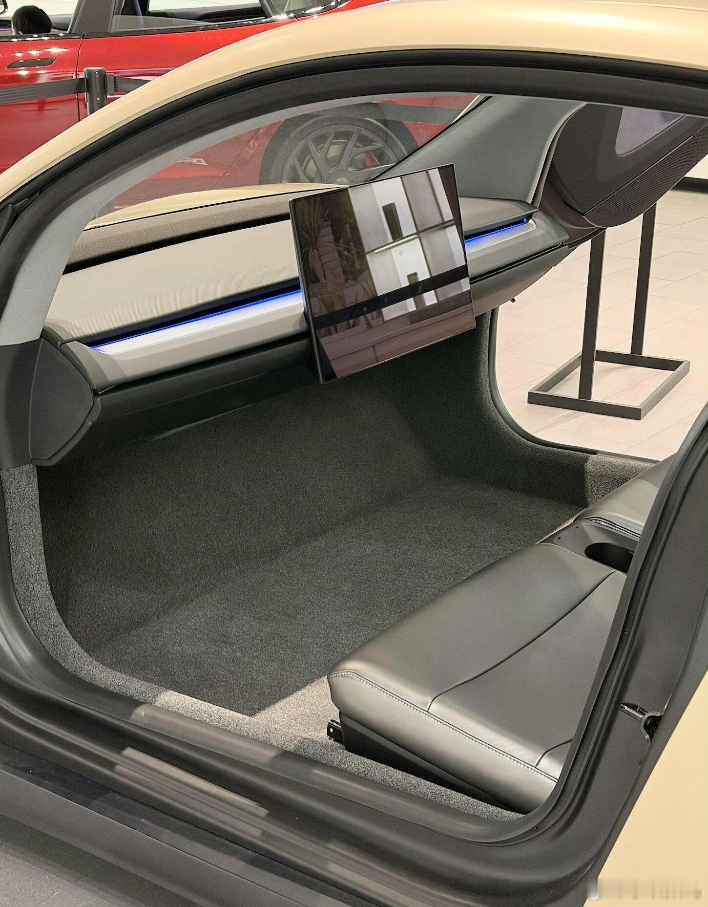 马斯克把方向盘删了Robotaxi是不需要方向盘的，你看，吉利这个原型车，它也没