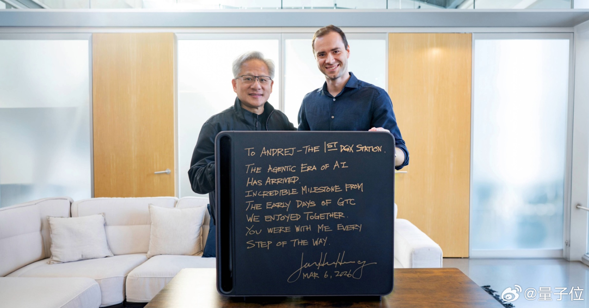 老黄把首台DGX GB300送给了卡帕西老黄又亲自上门送显卡了 老黄又又又亲自上