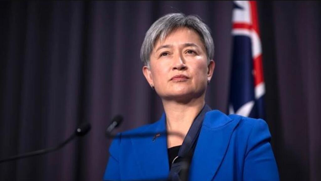针对澳大利亚外长就仁爱礁事件的言论，我外交部发言人明确表示，菲方人员恶意攻击中方