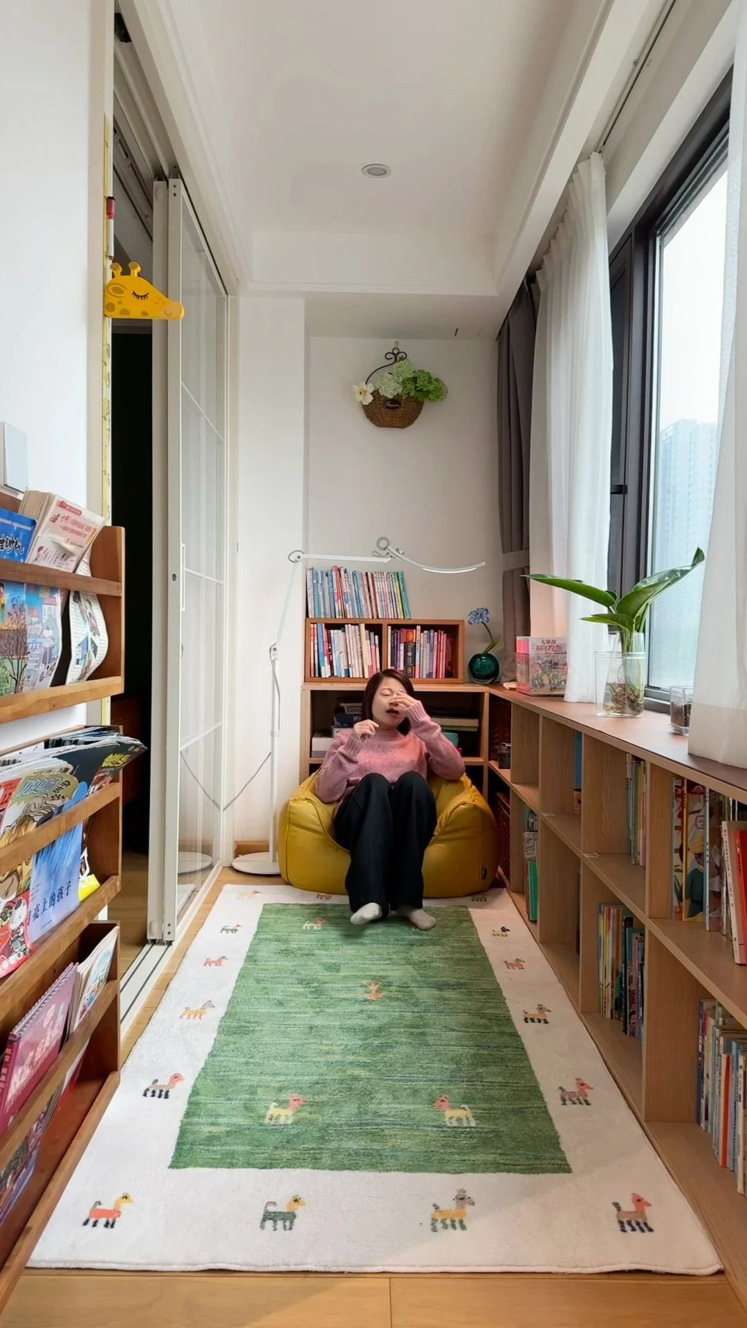 谁懂啊！雨天娃不在家，窝在角落太治愈