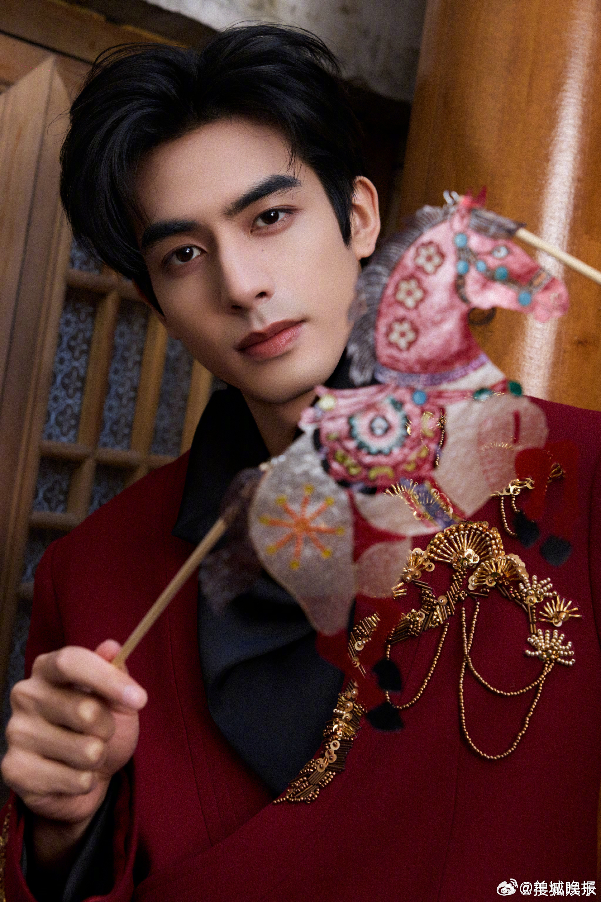 【#花少导演说下一季在谈张凌赫宋威龙#】3月27日，综艺《花儿与少年》导演李超说