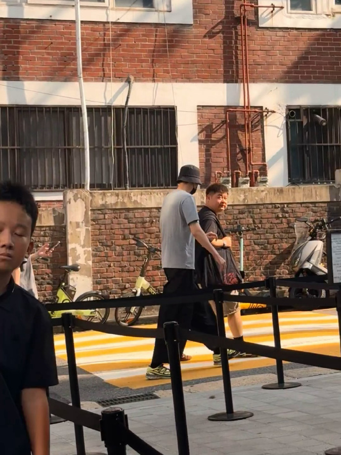 网友首尔偶遇胡一天 网友首尔偶遇胡一天，好显眼的大高个！ 