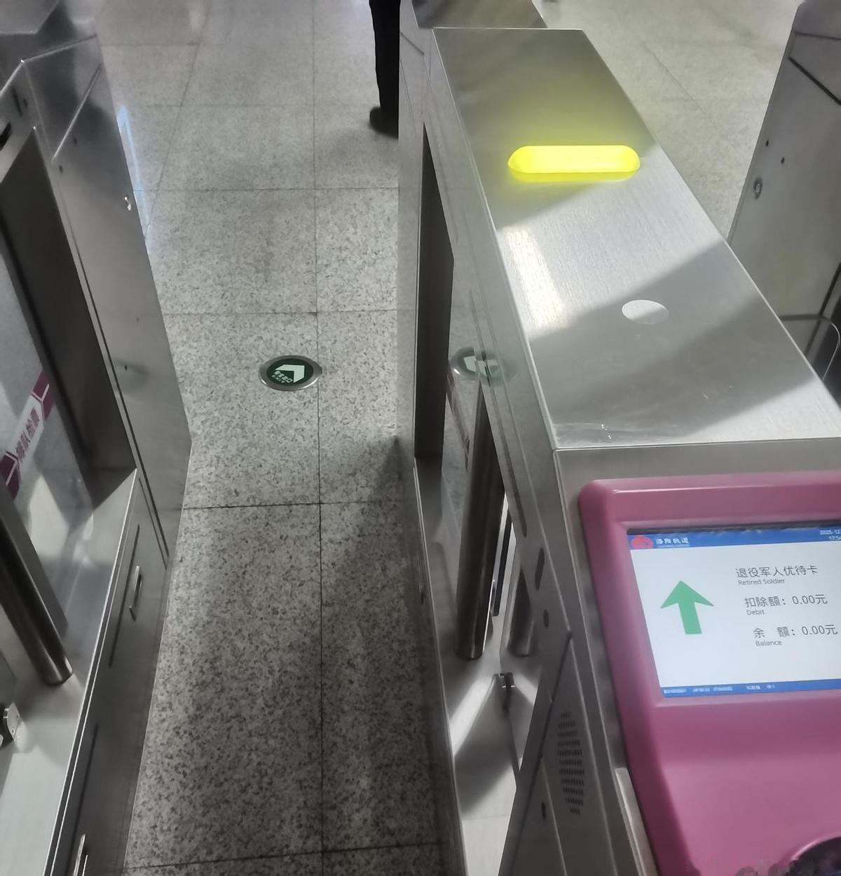 那张黑色的优待证，在你口袋里突然开始“认人”了。
北京地铁的闸机，镜头正对着刷卡