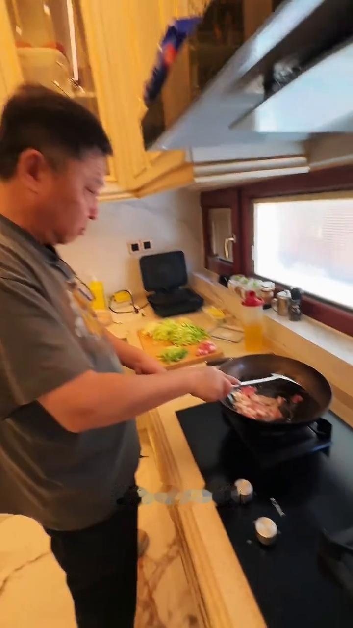榨菜肉丝打卤面。
于谦酒。
·要想好吃就得是多搁肉，七分熟三分肥的猪肉切成跟榨菜