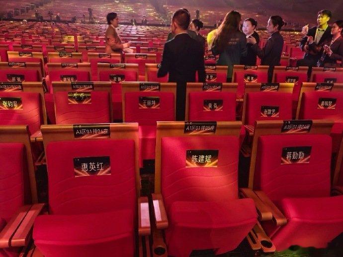 谁懂啊！袁弘座位正前方就是陈建斌蒋勤勤，这位置也太有梗了