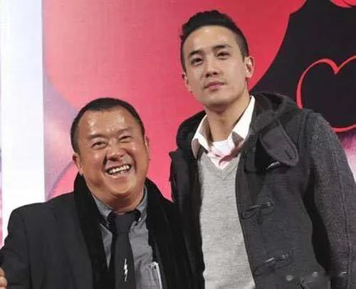 一次，曾志伟带儿子曾国祥上节目，主持人问他：“说句冒犯的话，你儿子是你亲生的吗？