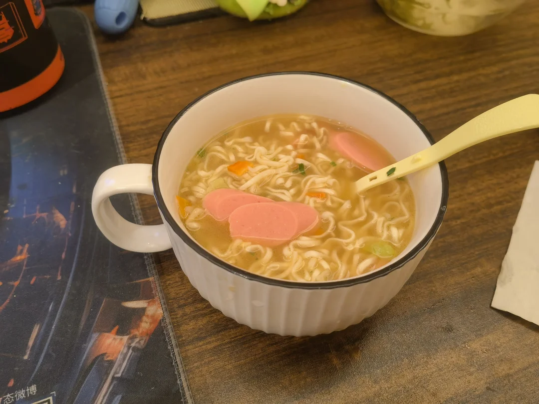 泡面+火腿，加餐好搭配，继续干活